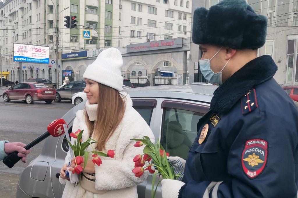 Фото В Новосибирске инспекторы ГИБДД подарили цветы женщинам к 8 Марта 3